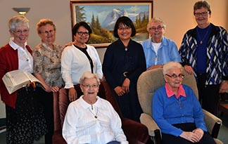 Les Ursulines à Edmonton : debout à partir de la gauche : Mary Clare Stack , Marjorie Dylke, Pilar Valdez, Helen Pinto, Christine Coster, Hazel Dalton ; assises au 1er rang : Connie Piska, Elsie Herle,