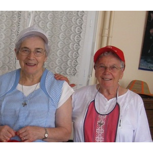 Estelle et M.Thé s'ingénient à faire apprécier les spécialités locales.