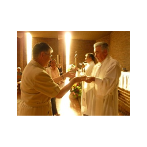 Presentando las ofrendas.