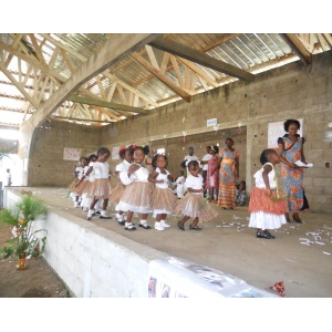 La danse Bafia par les enfants.
