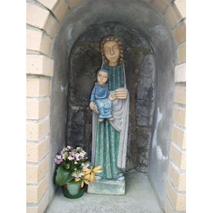 La Virgen que preside nuestro jardín.