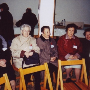 Joaquina, Rosario y Araceli Calle en reunión de 3ª edad en la Parroquia.