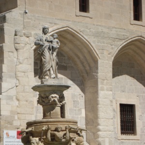 La fuente de santa María en la plaza que lleva su nombre.