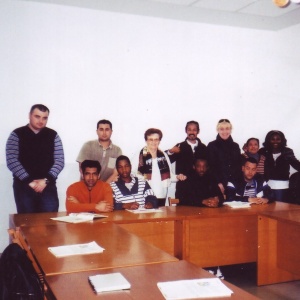 Araceli con un grupo de inmigrantes