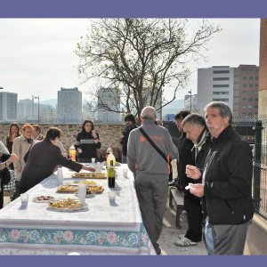 Celebrándolo al aire libre.