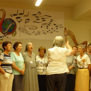 El conjunto del buen coro con su directora : M. Jesús Echarri.