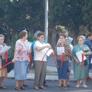 El grupo de las cintas « rojas » se está reuniendo.