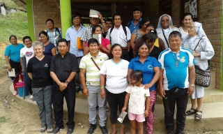 grupo de participantes en la asamblea presinodal