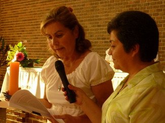 Flor prononce ses voeux en présence de Myriam, conseillère générale de la Congrégation. Flor prononce ses voeux en présence de Myriam, conseillère générale de la Congrégation.